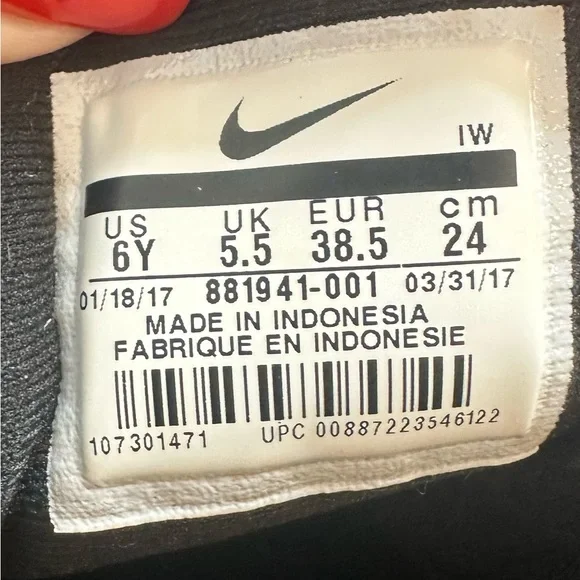 Nike Team Hustle D8 Black Basketball Shoes, Size 6Y - Picture 11 of 15